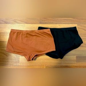 Jungmaven boy shorts - medium - black and terracotta (pair)